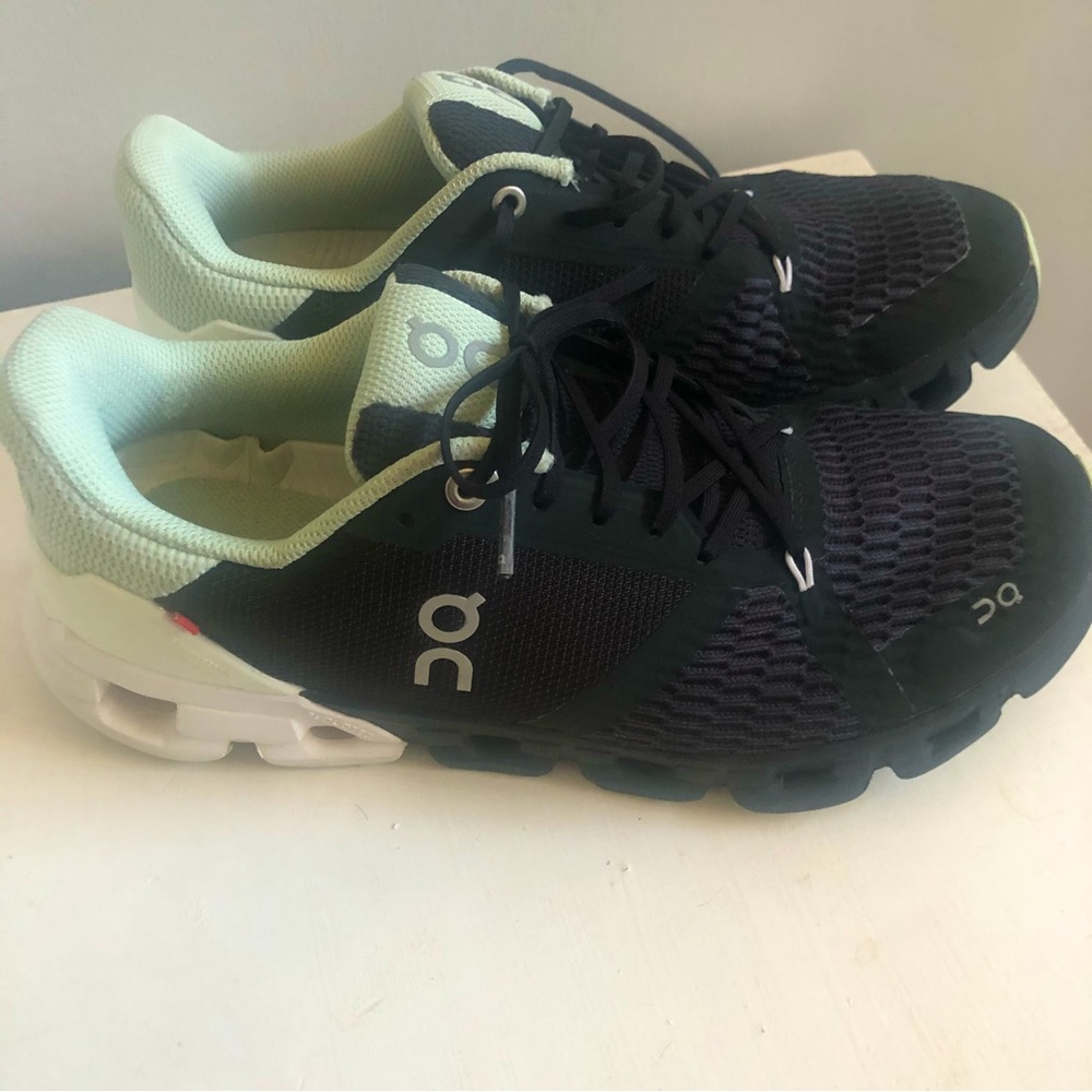 OnCloud Cloudflyer women 8.5 navy and mint